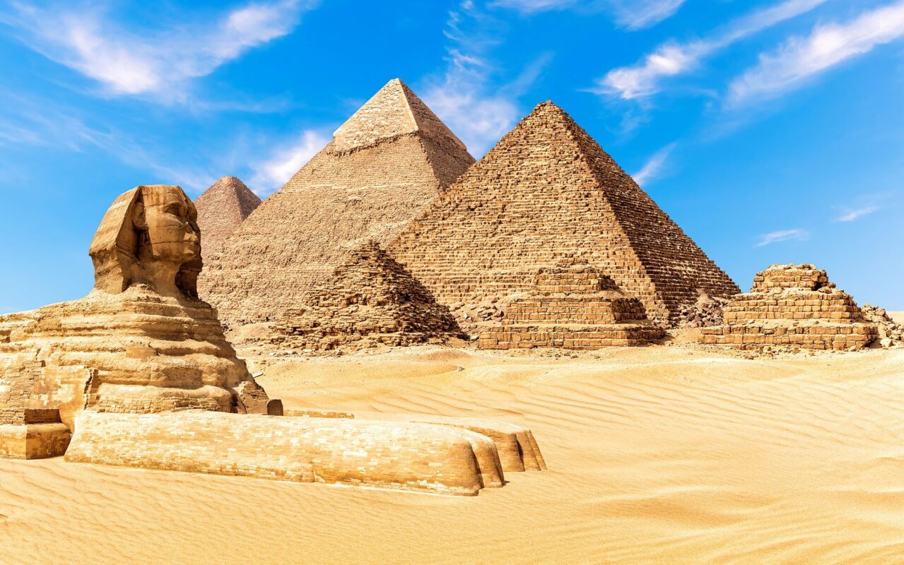 Lịch sử của Pha lê (P1): Công dụng và niềm tin trong thời kỳ cổ đại audley egypt header pyramids giza credit getty