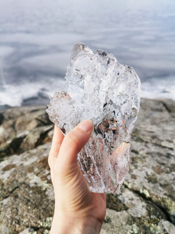 4 Loại tinh thể và tính chất khác nhau của chúng vertical shot someone holding big piece ice farris lake norway