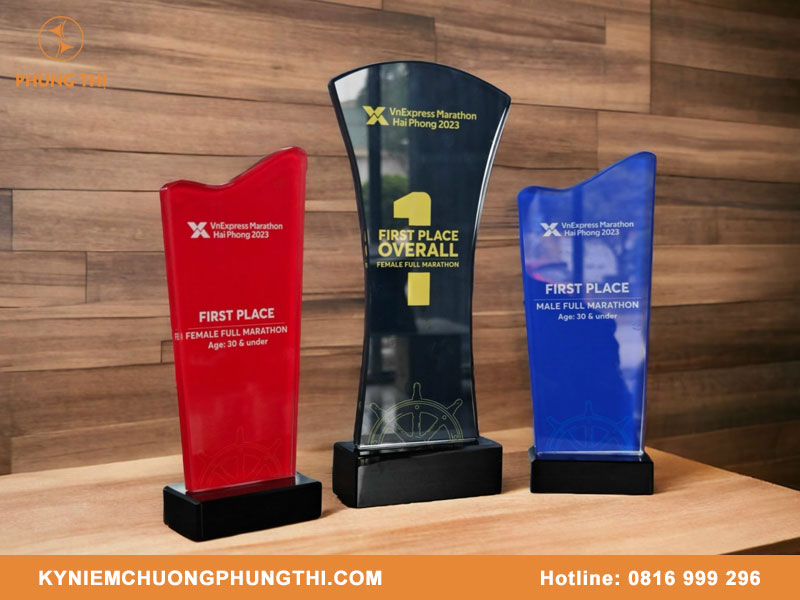 Đặt làm kỷ niệm chương pha lê tại Hà Nội