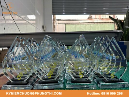 Kỷ niệm chương thủy tinh tại TPHCM