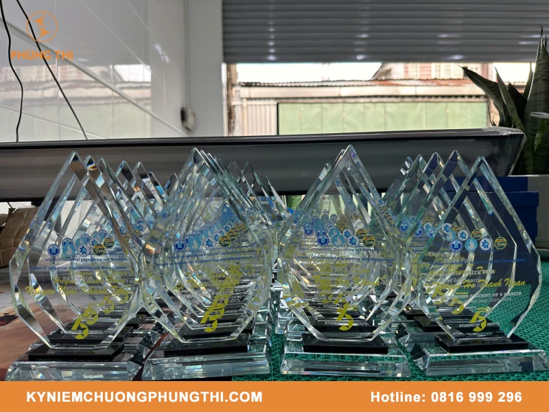 Kỷ niệm chương thủy tinh tại TPHCM Kỷ niệm chương thủy tinh tại TPHCM