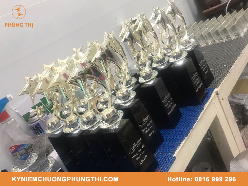 Làm kỷ niệm chương thủy tinh theo yêu cầu Làm kỷ niệm chương thủy tinh