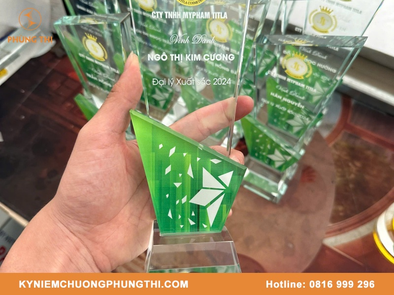 Mẫu kỷ niệm chương pha lê