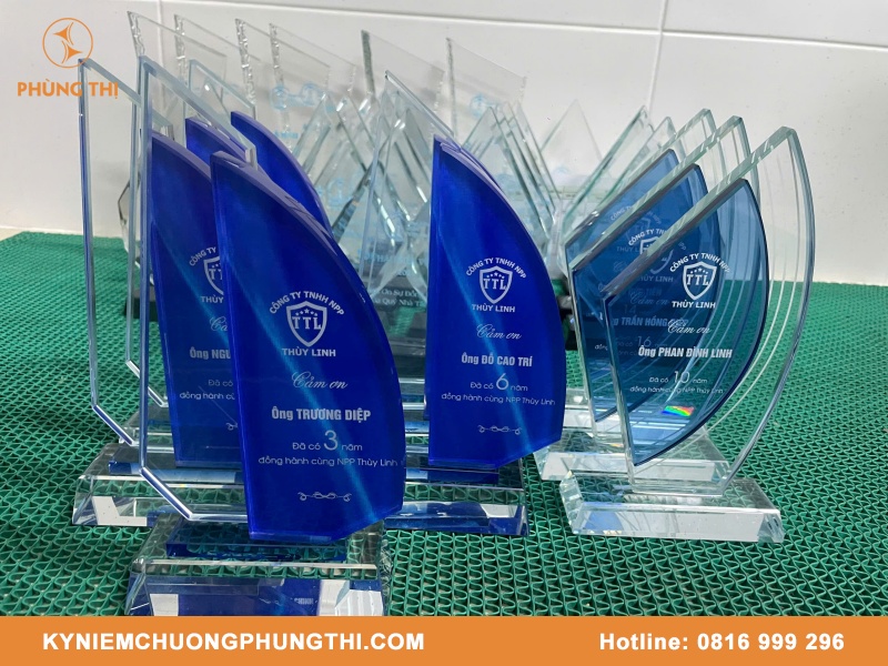 Quà tặng họp lớp kỷ niệm chương thủy tinh Quà tặng họp lớp kỷ niệm chương thủy tinh