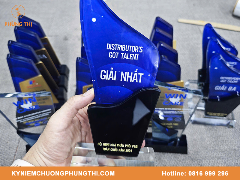 Đặt làm kỷ niệm chương lấy ngay nhanh chóng, đẹp mắt Đặt làm kỷ niệm chương lấy ngay