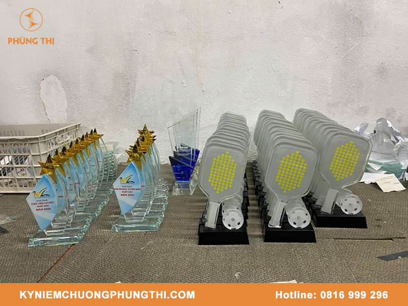 Làm cúp lưu niệm thủy tinh tại TPHCM uy tín