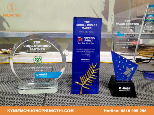 Làm cúp lưu niệm thủy tinh tại TPHCM uy tín