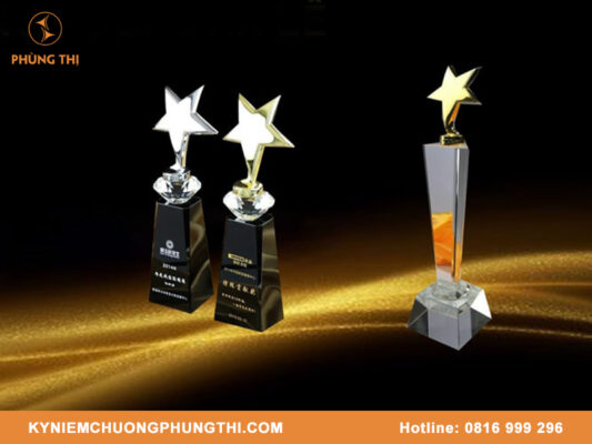 Mẫu cúp pha lê lưu niệm bóng đá đẹp