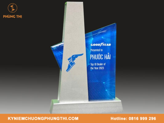 Cúp lưu niệm bằng mica: Quà tặng ý nghĩa, độc đáo