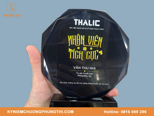 Cúp pha lê khắc chữ giá rẻ