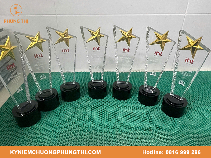 Mẫu cúp pha lê cầu lông