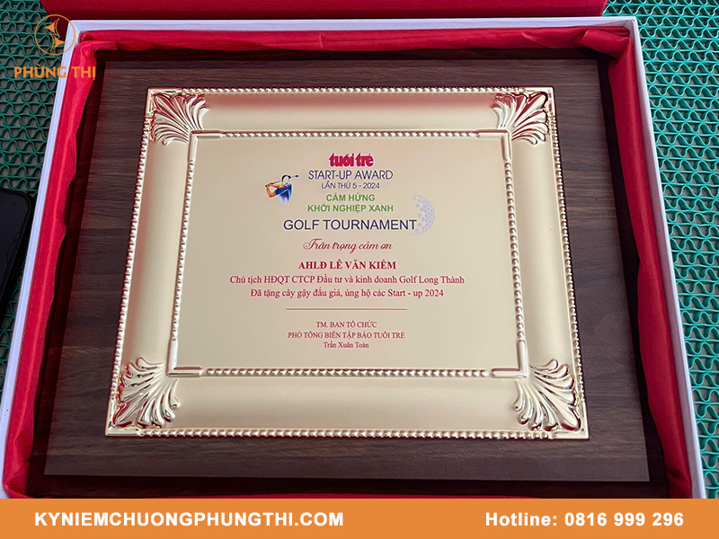 Bảng vinh danh kim loại