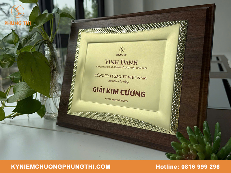 Bảng vinh danh kim loại