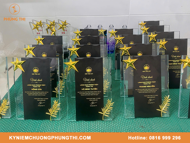 Bảng vinh danh kỷ niệm chương đẹp, đẳng cấp & ý nghĩa bảng vinh danh kỷ niệm chương
