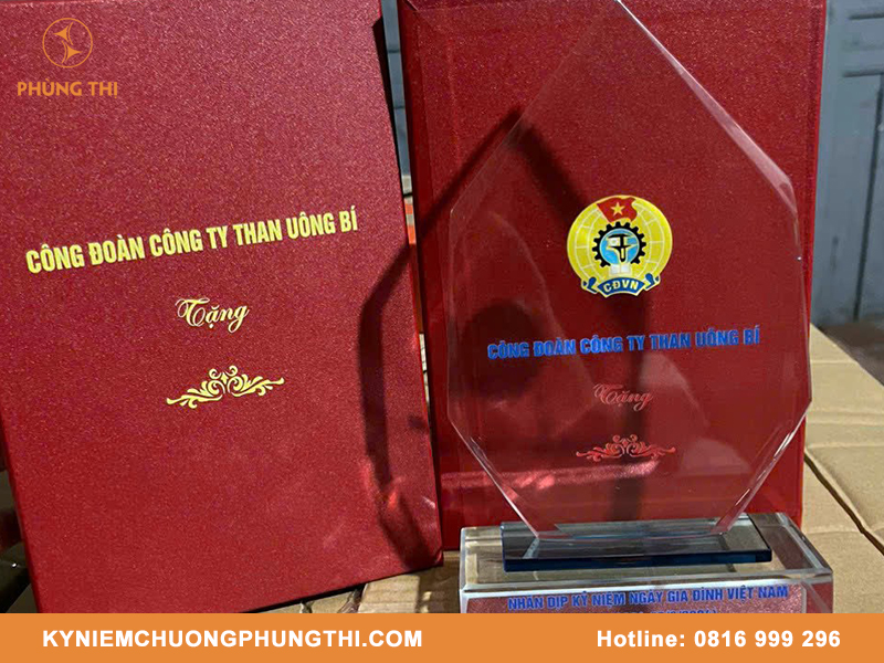Bảng vinh danh kỷ niệm chương đẹp, đẳng cấp & ý nghĩa bảng vinh danh kỷ niệm chương