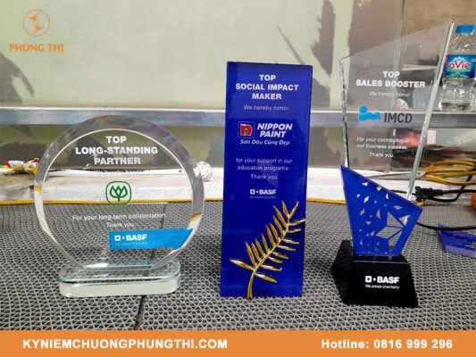 Đặt làm kỷ niệm chương theo yêu cầu