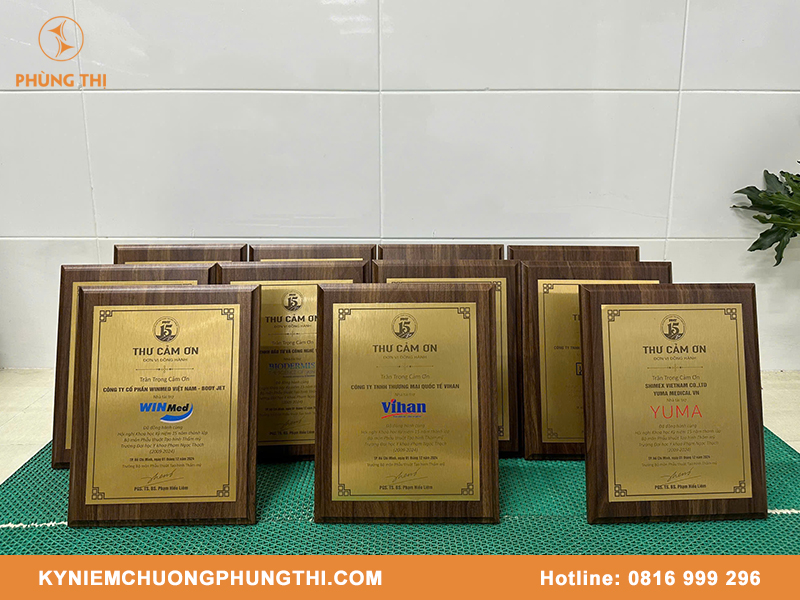 kích thước bảng vinh danh