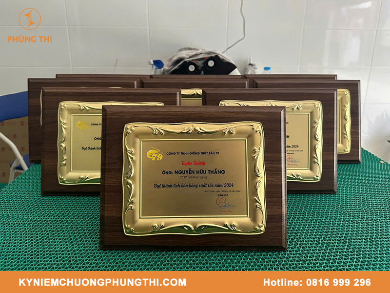 kích thước bảng vinh danh