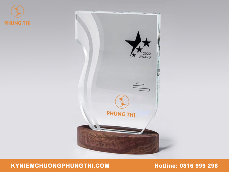 Kỷ niệm chương pha lê đế gỗ