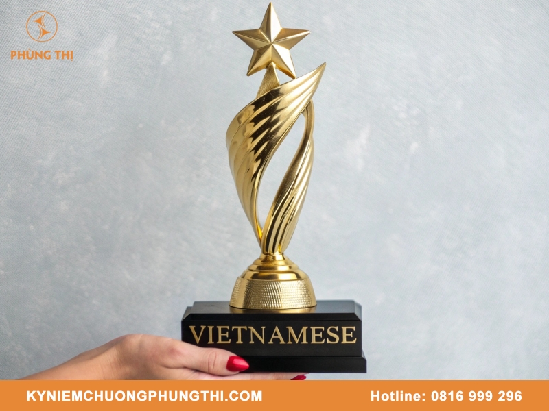 Cúp lưu niệm kim loại