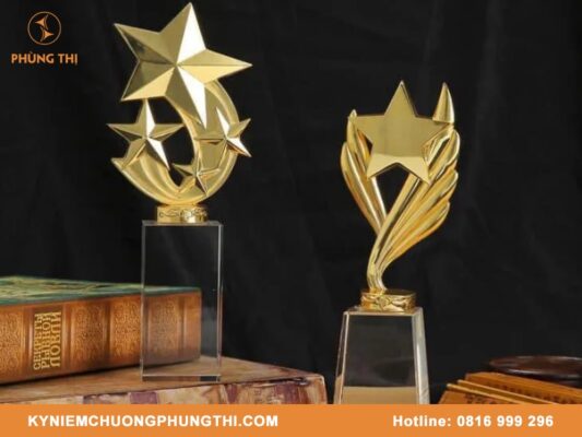 Cúp lưu niệm kim loại
