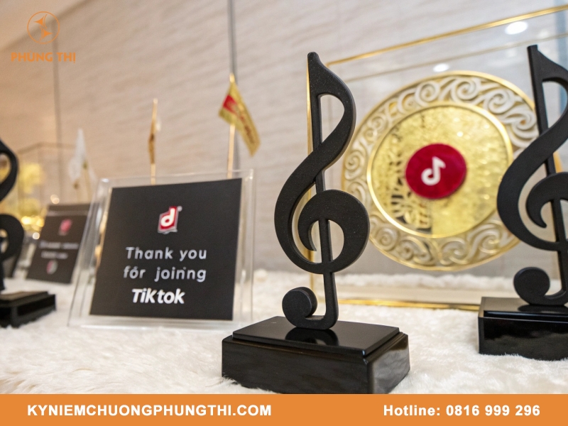 In kỷ niệm chương thủy tinh theo yêu cầu