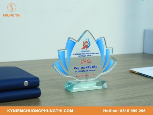 Làm kỷ niệm chương thuỷ tinh theo yêu cầu