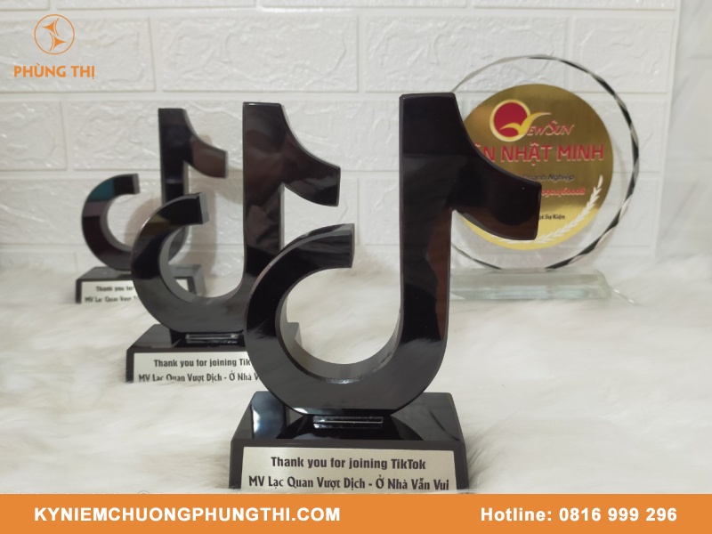 Sản xuất kỷ niệm chương thuỷ tinh giá rẻ Sản xuất kỷ niệm chương thuỷ tinh giá rẻ