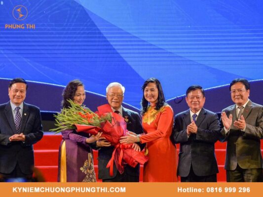 Những ai được tặng Huân chương Sao vàng?