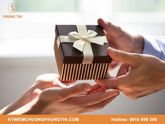 Mua quà lưu niệm chia tay đồng nghiệp
