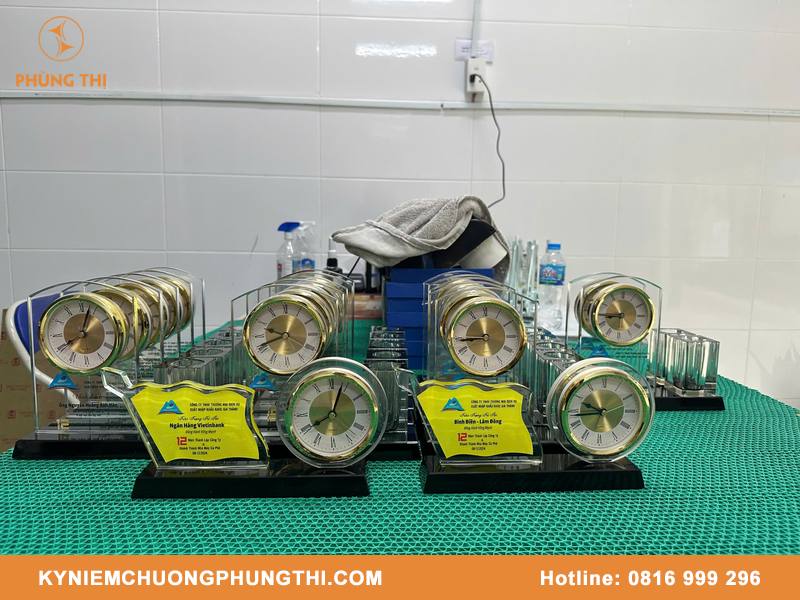 Mua quà lưu niệm chia tay đồng nghiệp
