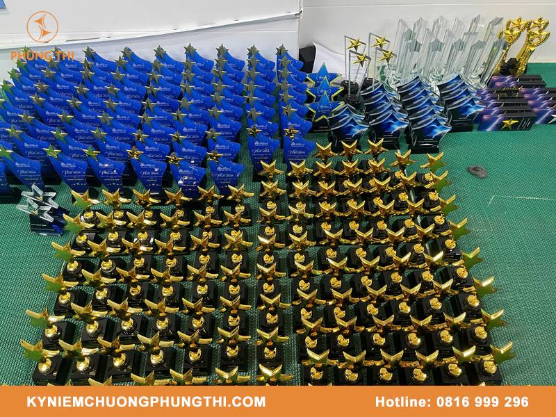 Mua quà lưu niệm chia tay đồng nghiệp