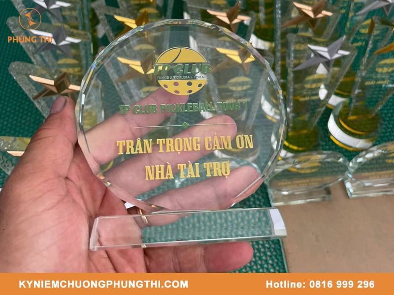 Quà tặng lưu niệm khắc tên