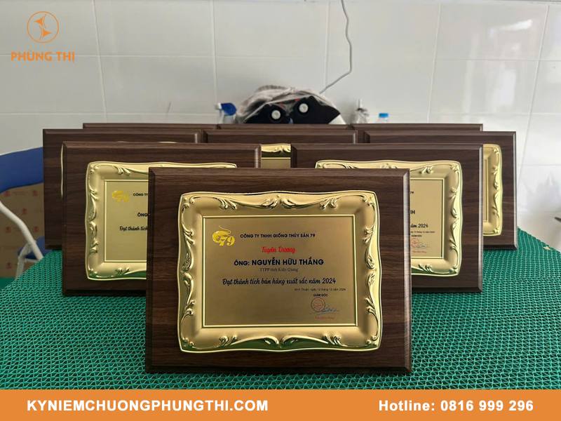 Quà tặng lưu niệm khắc tên