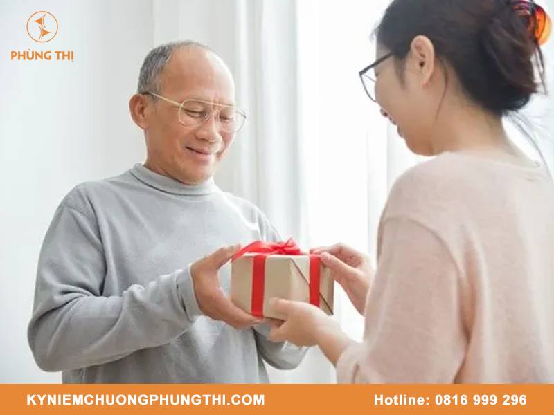 Quà lưu niệm cho người lớn tuổi lưu giữ khoảnh khắc đẹp Quà lưu niệm cho người lớn tuổi