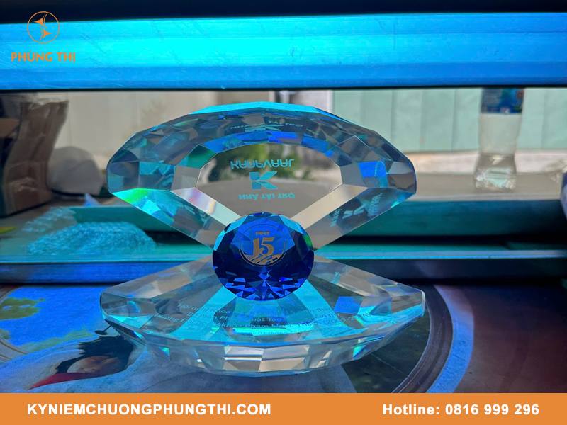 Quà lưu niệm quả cầu thủy tinh