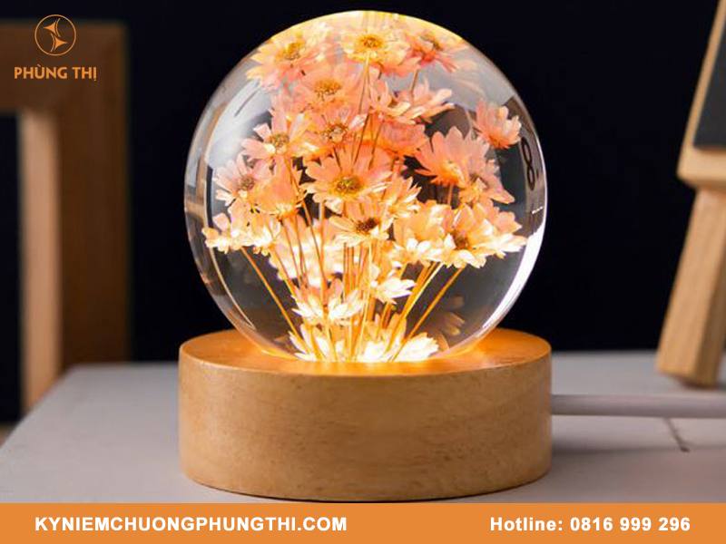 Quà lưu niệm quả cầu thủy tinh