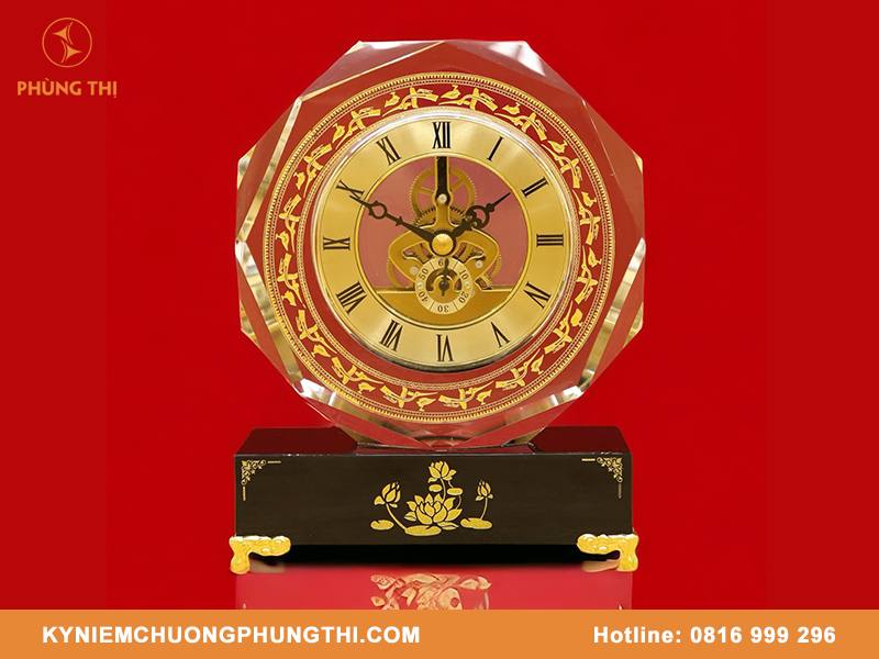 Vị trí đặt đồng hồ pha lê trên bàn làm việc kích tài lộc