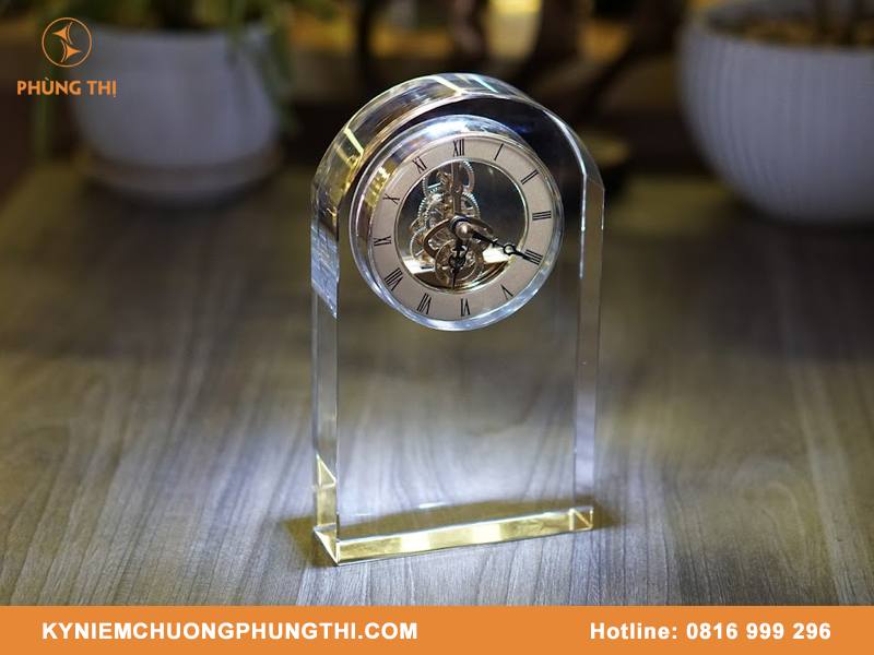 So sánh đồng hồ pha lê và đồng hồ gỗ loại nào tốt hơn? So sánh đồng hồ pha lê và đồng hồ gỗ