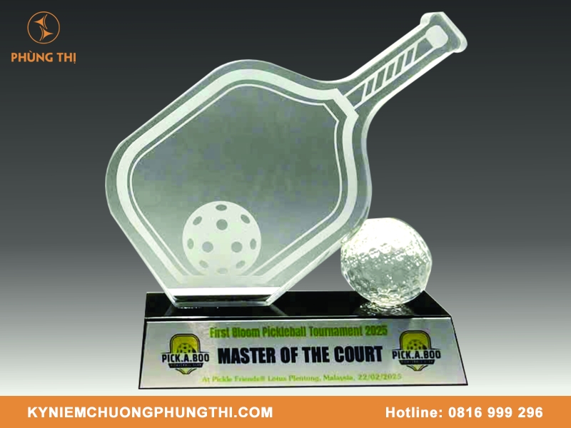 Khắc logo lên cúp Pickleball theo yêu cầu đẹp & hiện đại Khắc logo lên cúp Pickleball