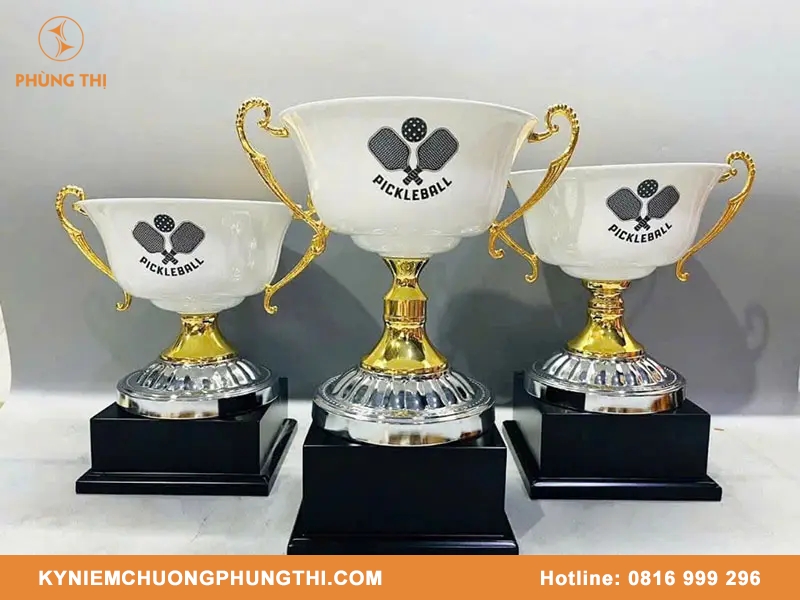 Khắc logo lên cúp Pickleball theo yêu cầu đẹp & hiện đại Khắc logo lên cúp Pickleball