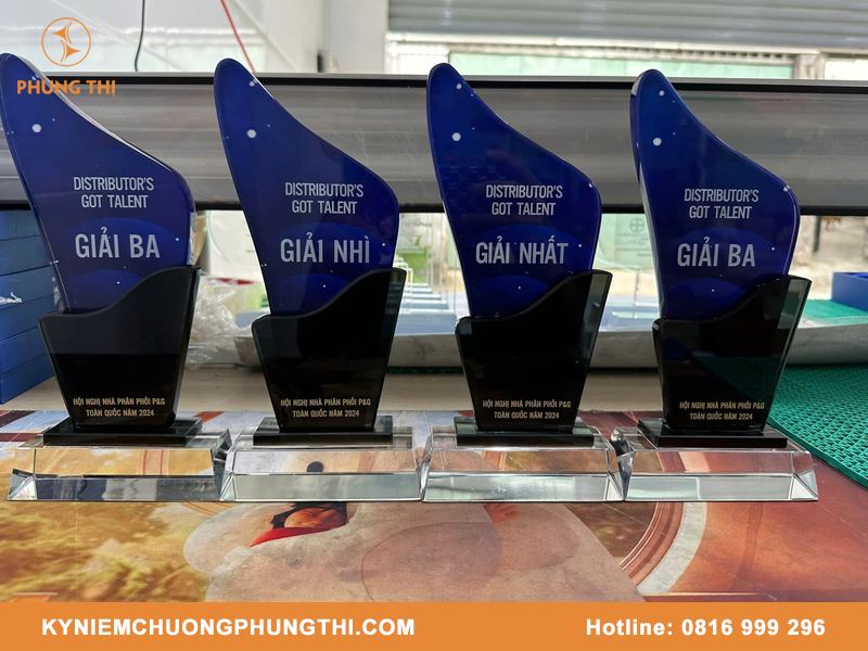 Làm biểu trưng pha lê theo yêu cầu thiết kế đẹp, đa dạng Làm biểu trưng pha lê theo yêu cầu