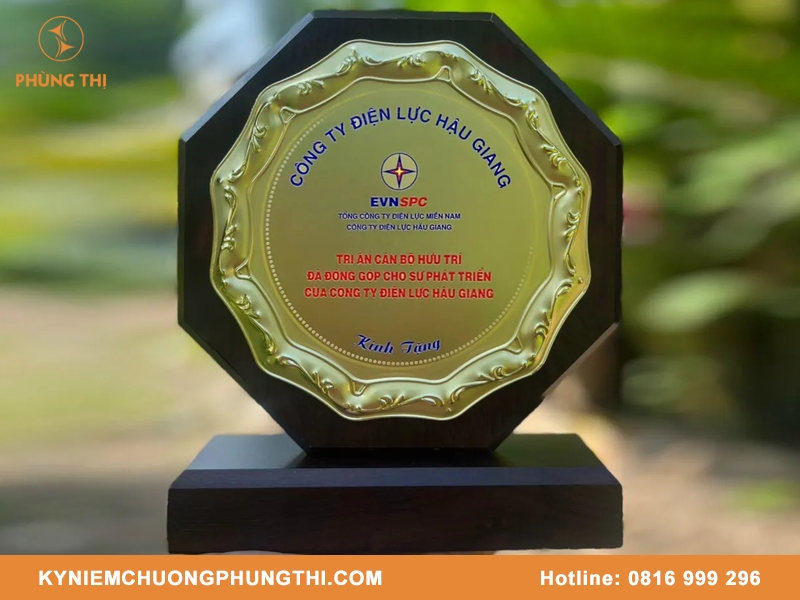 Bảng vinh danh cao cấp khác gì thường? Giải đáp chi tiết Bảng vinh danh cao cấp khác gì thường