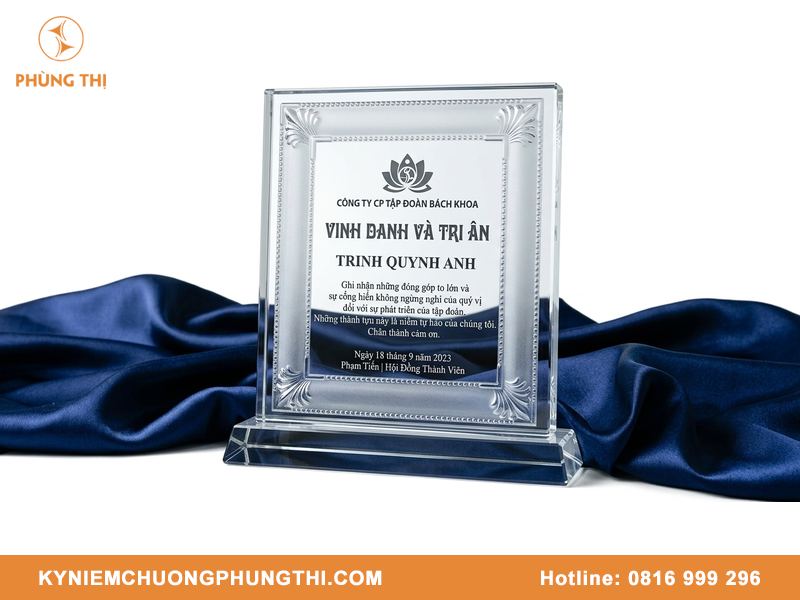 Bảng vinh danh pha lê hay kim loại tốt hơn