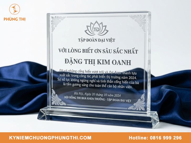 Bảng vinh danh pha lê hay kim loại tốt hơn