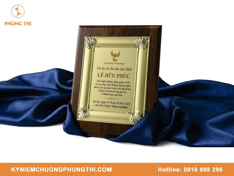 Bảng vinh danh pha lê hay kim loại tốt hơn