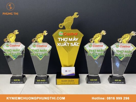 Nên chọn cúp vinh danh hay bảng vinh danh
