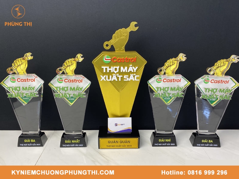 Nên chọn cúp vinh danh hay bảng vinh danh