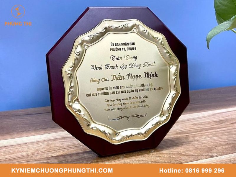 Bảng vinh danh để bàn
