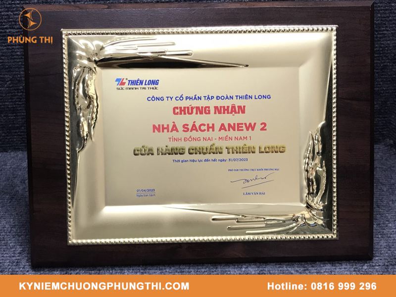Bảng vinh danh in UV